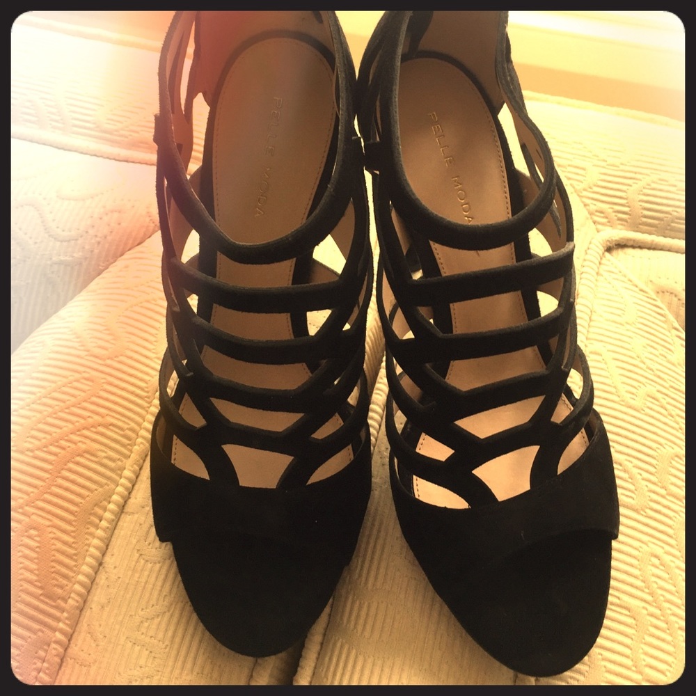 Pelle Moda black suede sexy zip pumps like new